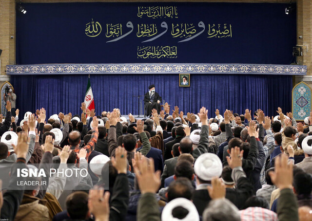 رهبر انقلاب اسلامی در دیدار جمعی از مردم قم : هدف اغتشاشات ازبین بردن نقاط قوت بود/راه برطرف کردن وسوسه اثرگذاربر ذهن«باتوم» نیست روشنگری است