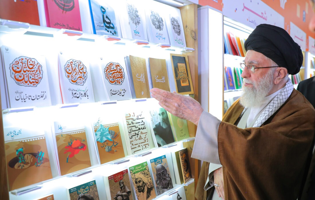 بازدید آیت الله خامنه ای از سی و پنجمین نمایشگاه بین المللی کتاب تهران